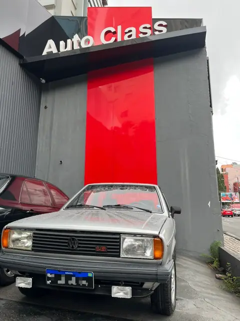 VW Gol prata em frente à fachada da AutoClass