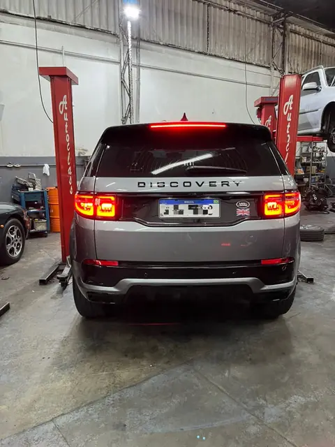 Land Rover Discovery Sport entre os elevadores da AutoClass