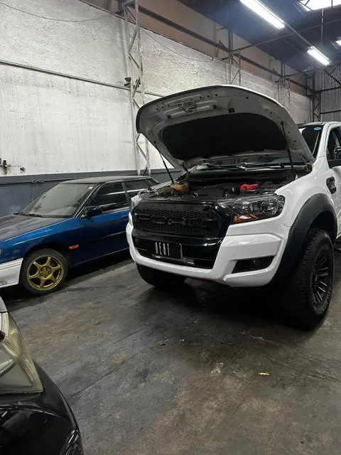 Ford Ranger branca com o capô aberto